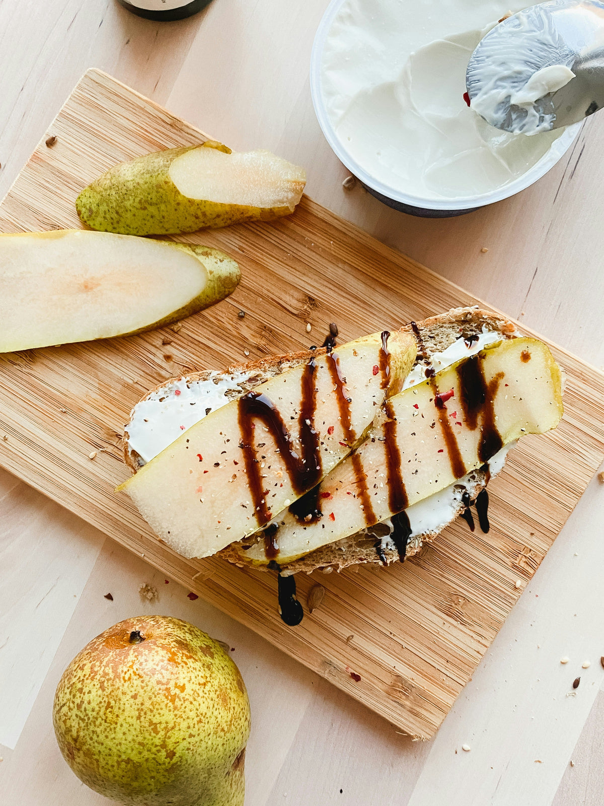 Tostadas de ricotta con pera y cúrcuma