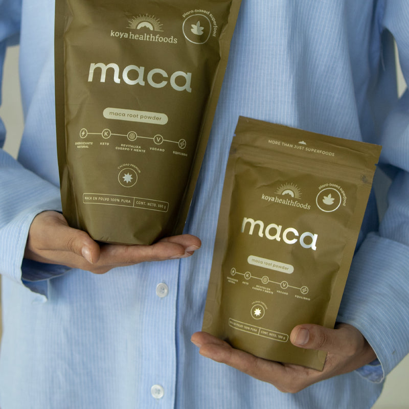 Persona sosteniendo dos bolsas de Maca Amarilla Koya