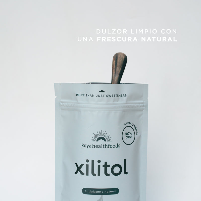 Bolsa de Xilitol Koya en la cocina junto a una cuchara